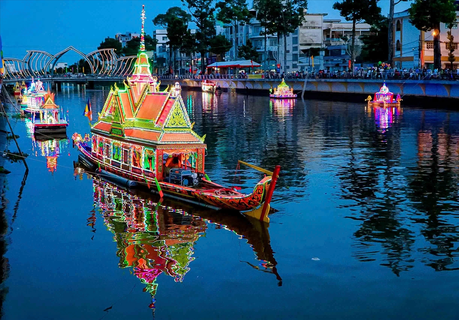 Những chiếc Đèn Nước được thiết kế mô phỏng kiến trúc chánh điện hoặc ngọn tháp Khmer, với khung gỗ hoặc kim loại, thân và mái tạo hình bằng giấy bìa, trang trí hoa, đèn, nhang và vật phẩm cúng tế.