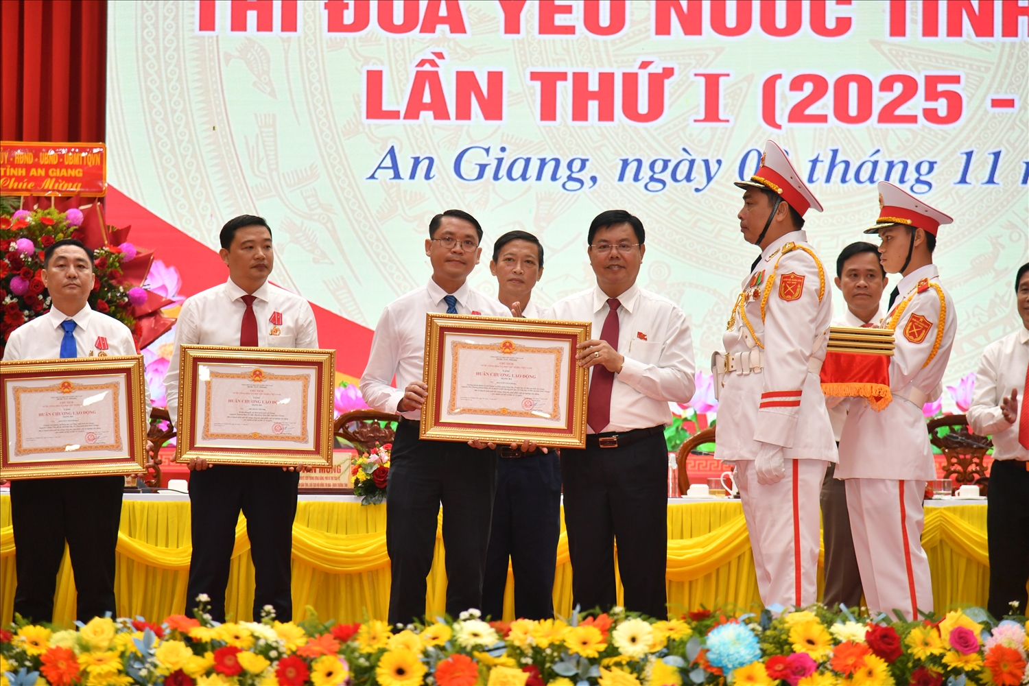 Ủy viên Ban Chấp hành Trung ương Đảng, Bí thư Tỉnh ủy An Giang Nguyễn Tiến Hải trao tặng Huân chương Lao động tập thể và cá nhân