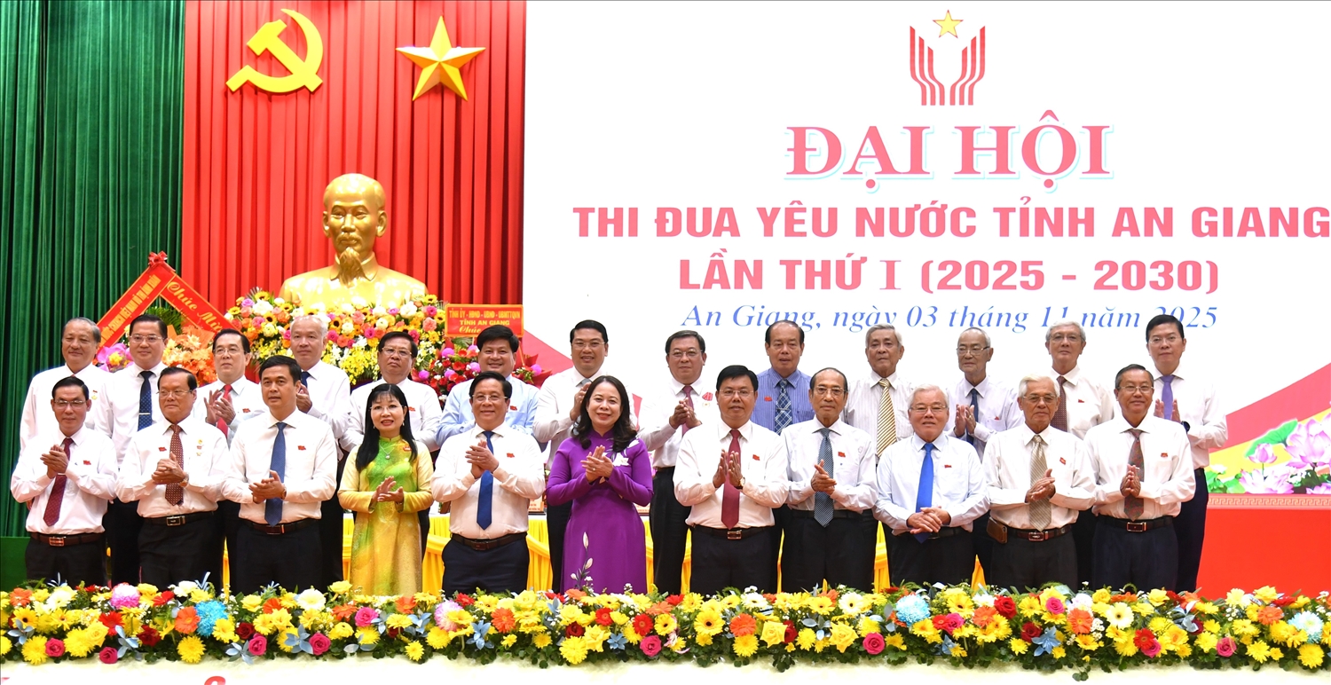 Phó Chủ tịch nước Võ Thị Ánh Xuân chụp ảnh lưu niệm với các đại biểu dự Đại hội Thi đua yêu nước tỉnh An Giang lần thứ I 