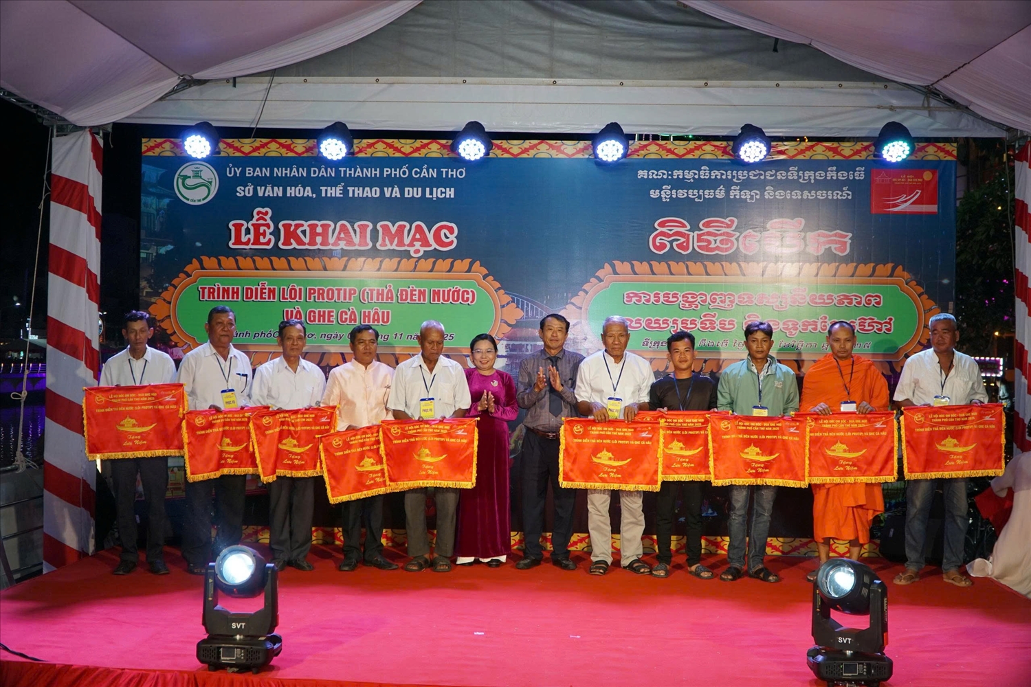 Bà Hồ Thị Cẩm Đào, Phó Bí thư Thành uỷ, Chủ tịch Uỷ Ban MTTQ Việt Nam TP. Cần Thơ và ông Nguyễn Văn Khởi, Phó chủ tịch UBND TP. Cần Thơ trao cờ lưu niệm cho Ban Quản trị các chùa tham gia trình diễn Đèn nước và ghe Cà HâuBà Hồ Thị Cẩm Đào, Phó Bí thư Thành uỷ, Chủ tịch Uỷ Ban MTTQ Việt Nam TP. Cần Thơ và ông Nguyễn Văn Khởi, Phó chủ tịch UBND TP. Cần Thơ trao cờ lưu niệm Ban Quản trị các chùa tham gia trình diễn Đèn nước và ghe Cà Hâu
