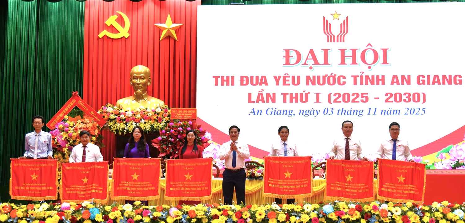 Ông Hồ Văn Mừng, Chủ tịch UBND tỉnh, Chủ tịch Hội đồng Thi đua, khen thưởng tỉnh An Giang trao Cờ thi đua của Chính phủ cho các tập thể