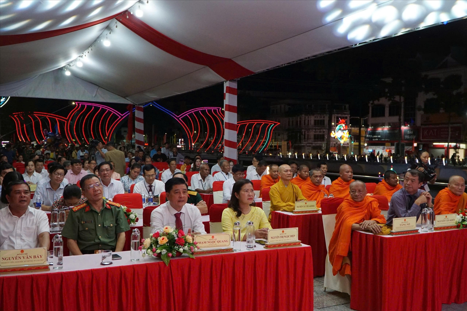 Trưởng lão Hòa thượng Tăng Nô ( người thứ 3 từ trái qua), Phó Pháp chủ Hội đồng Chứng minh GHPG Việt Nam, Hội trưởng Hội Đoàn kết Sư sãi Yêu nước TP. Cần Thơ, Chứng minh Ban Trị sự Giáo hội Phật giáo Việt Nam TP. Cần Thơ tham dự khai mạc lễ hội 