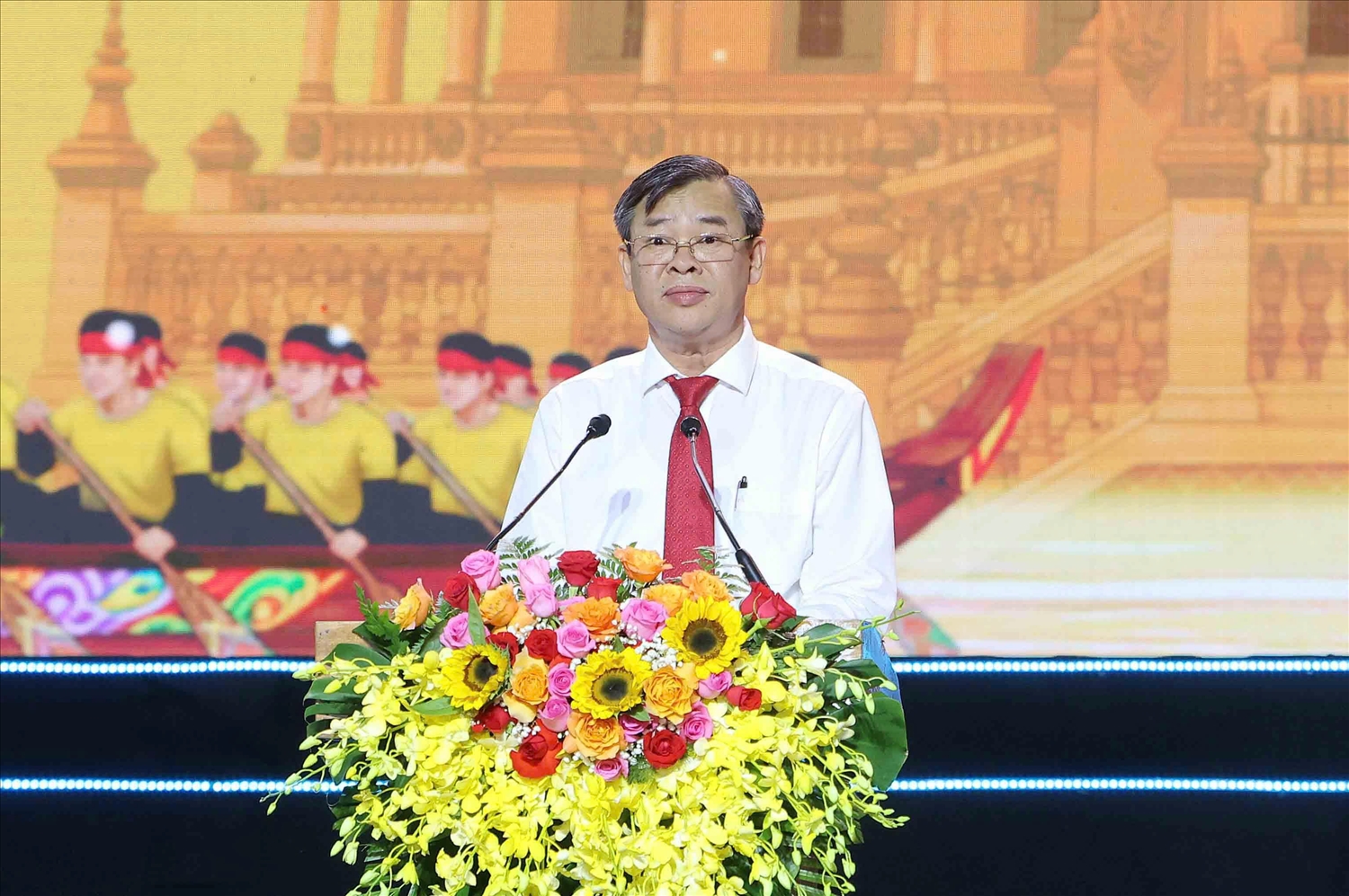 Ông Trương Cảnh Tuyên, Chủ tịch UBND, Trưởng Ban chỉ đạo Lễ hội Oóc Om Bóc - Đua ghe Ngo TP. Cần Thơ năm 2025 phát biểu khai mạc 