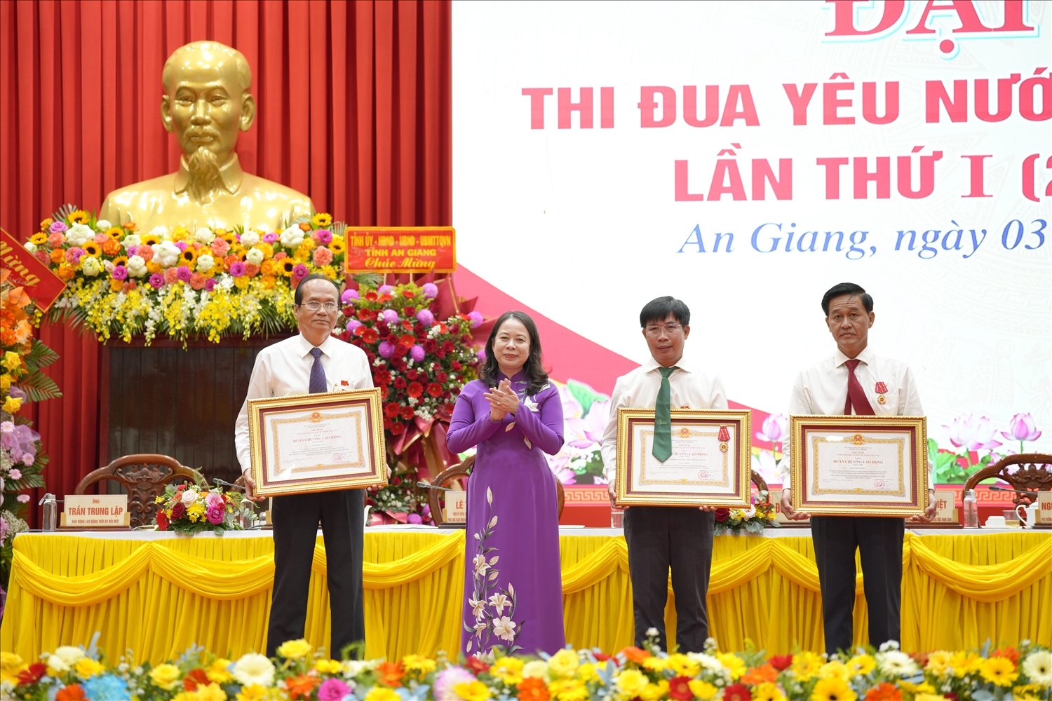 Phó Chủ tịch nước Võ Thị Ánh Xuân trao tặng Huân chương Lao động hạng nhất; Huân chương Lao động hạng nhì cho các tập thể, cá nhân