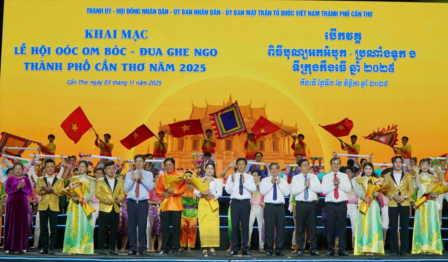 Đại diện lãnh đạo Trung ương và TP. Cần Thơ tặng hoa thay lời cảm ơn cho đại diện các đoàn nghệ thuật Khmer biểu diễn nhân dịp Lễ hội Oóc Om Bóc - Đua ghe Ngo