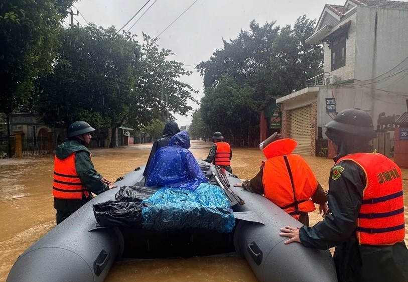 Lực lượng dân quân phường Vĩ Dạ, TP. Huế đưa người dân đi cấp cứu sáng 3/11 (Ảnh: QĐND).