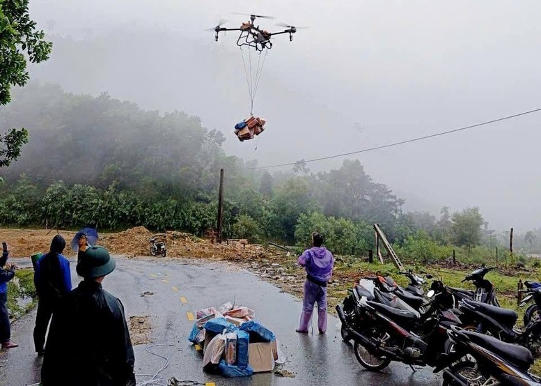 Lữ đoàn Công binh 270 phối hợp Ban Chỉ huy Phòng thủ khu vực 3 - Trà My đã sử dụng drone để chuyển hàng đến từng cụm dân cư bị cô lập tại TP. Đà Nẵng (Ảnh MH).