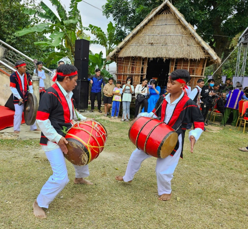 Trình diễn trống đôi giống như 2 người đang trò chuyện với nhau, thông qua tiếng trống. (Ảnh: T.N) 