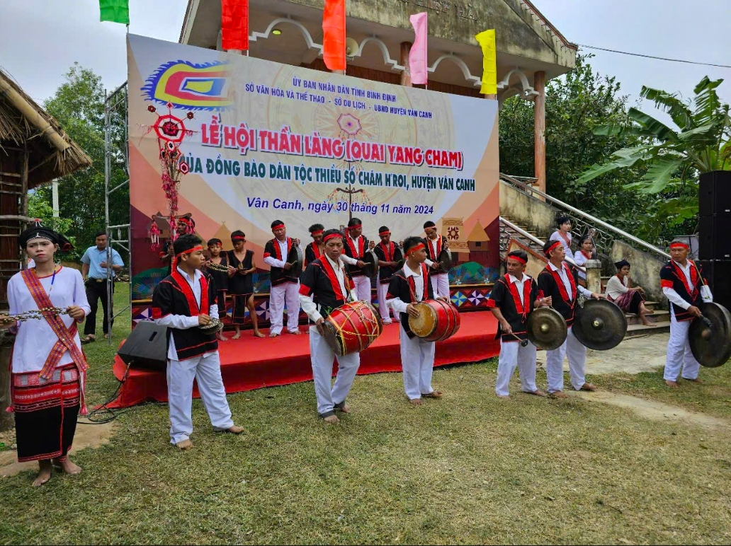 Trình diễn trống dôi thường kết hợp với cồng ba - chiêng năm, tạo nên "bữa tiệc" âm thanh sống động. (Ảnh: T.N)