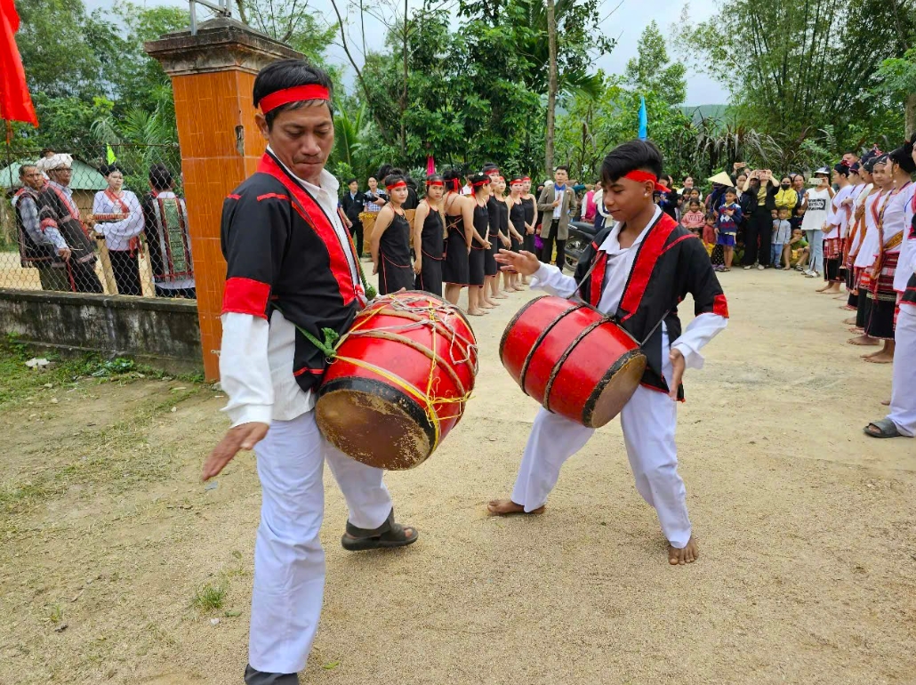 Mỗi khi tiếng trống đôi vang lên là báo hiệu làng Chăm Hroi sắp có hội. (Ảnh: T.N)