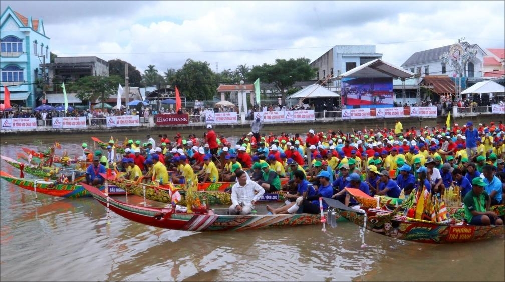 Chiều 3/11, tại sông Long Bình (phường Long Đức và Hòa Thuận), Giải đua ghe Ngo tỉnh Vĩnh Long tranh cúp 620 Châu Thới năm 2025 được khai mạc. 