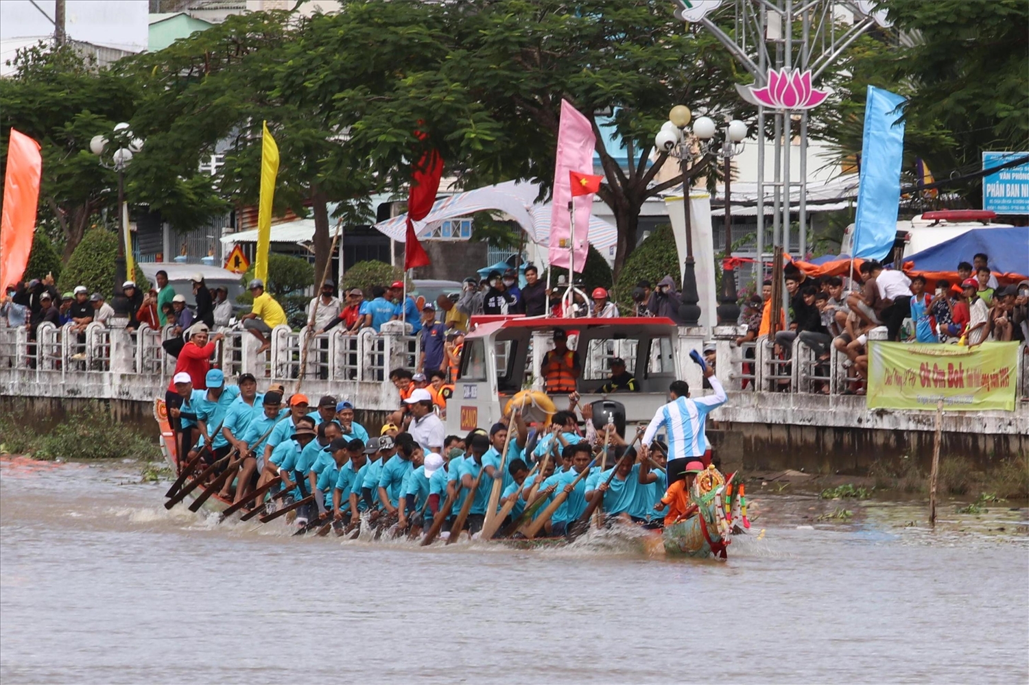 Các đội ghe Ngo nỗ lực giành chiến thắng.