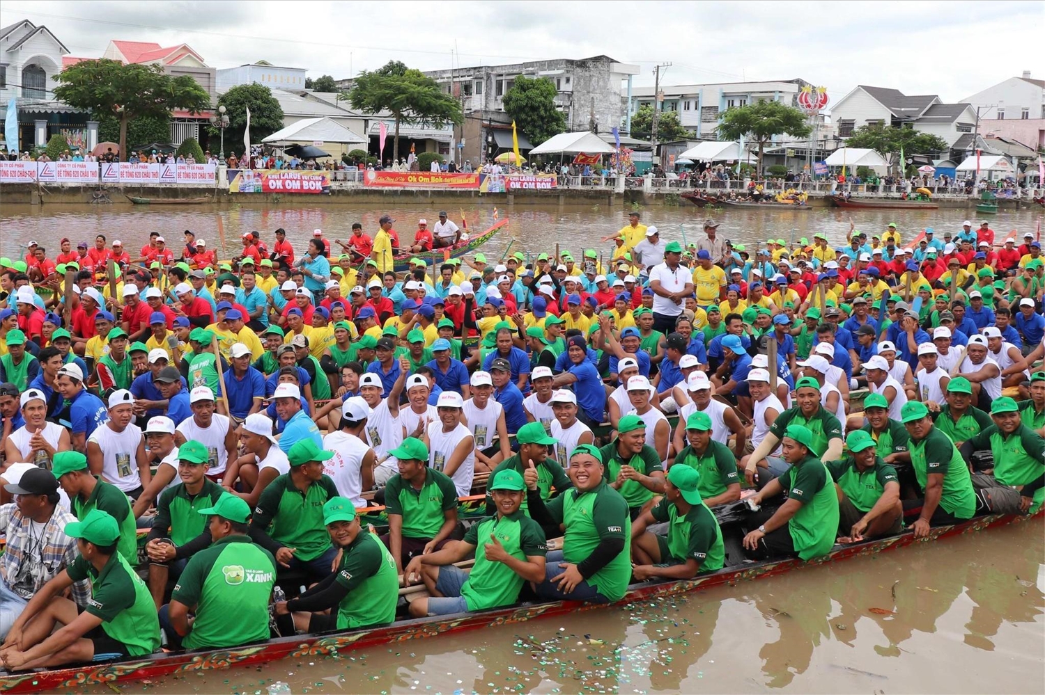 Năm nay, giải quy tụ 9 đội ghe với hơn 800 vận động viên đến từ các địa phương: phường Trà Vinh, xã Châu Thành, Cầu Ngang, Trà Cú, Tiểu Cần, Cầu Kè, Ngũ Lạc, Bình Phú và Ngãi Tứ, tranh tài ở ba nội dung: cự ly 1.000m, 800m nam và 800m nam - nữ phối hợp.