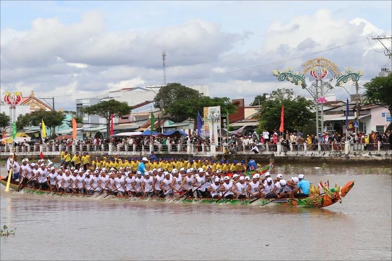 (TIN ẢNH) Vĩnh Long: Không khí sôi nổi tại Giải đua ghe Ngo mừng Lễ hội Ok Om Bok 2025 4
