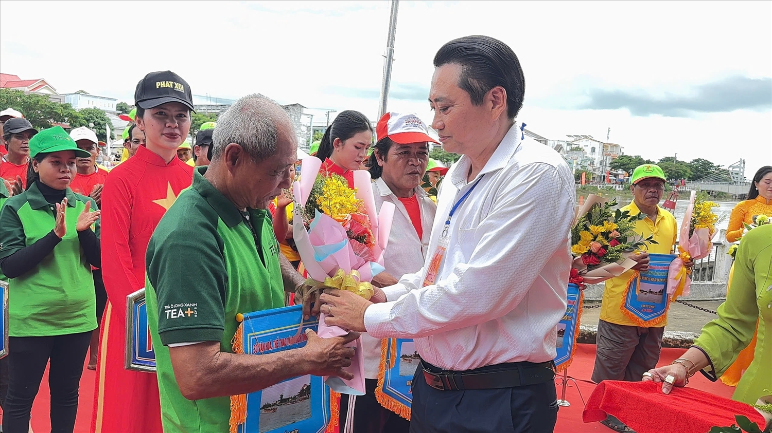 Phó Chủ tịch UBND tỉnh Vĩnh Long Nguyễn Quỳnh Thiện trao cờ và hoa cho các đội