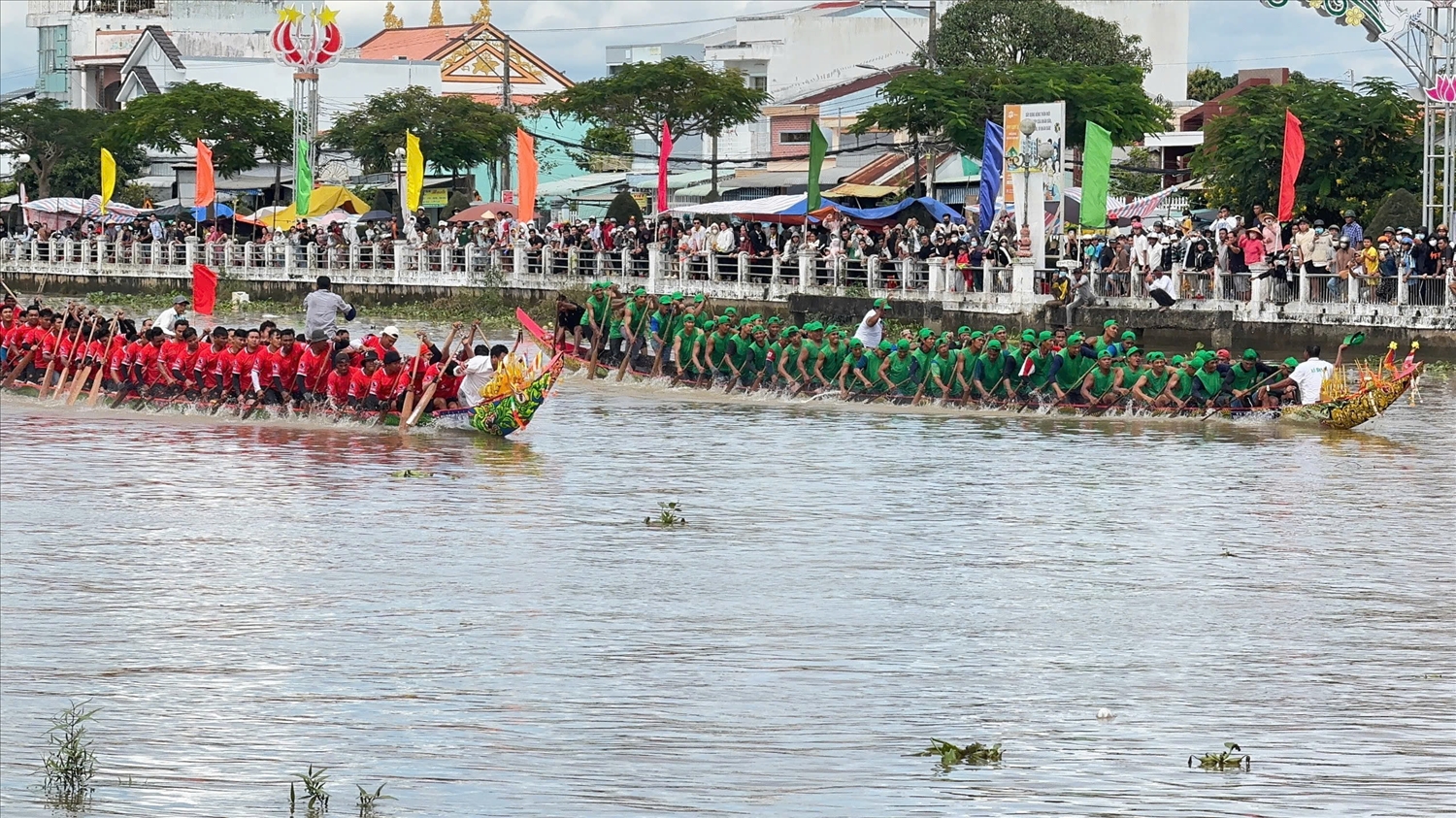 Phó Giám đốc Sở Văn hóa, Thể thao và Du lịch tỉnh Vĩnh Long Cao Quốc Dũng cho biết, đua ghe Ngo là một trong những hoạt động sôi nổi, hấp dẫn, mang đậm nét đẹp truyền thống của đồng bào Khmer Nam Bộ nói chung và tỉnh Vĩnh Long nói riêng. Sự kiện văn hóa thể thao độc đáo này là dịp để đồng bào Khmer thể hiện sức mạnh của tinh thần đoàn kết và bản sắc văn hóa đặc sắc của dân tộc. Đua ghe Ngo được tỉnh duy trì tổ chức hằng năm, đúng vào dịp lễ hội Ok Om Bok, không chỉ nhằm phục vụ bà con Khmer địa phương mà còn mang đến không gian vui chơi, giải trí ý nghĩa cho đông đảo du khách.