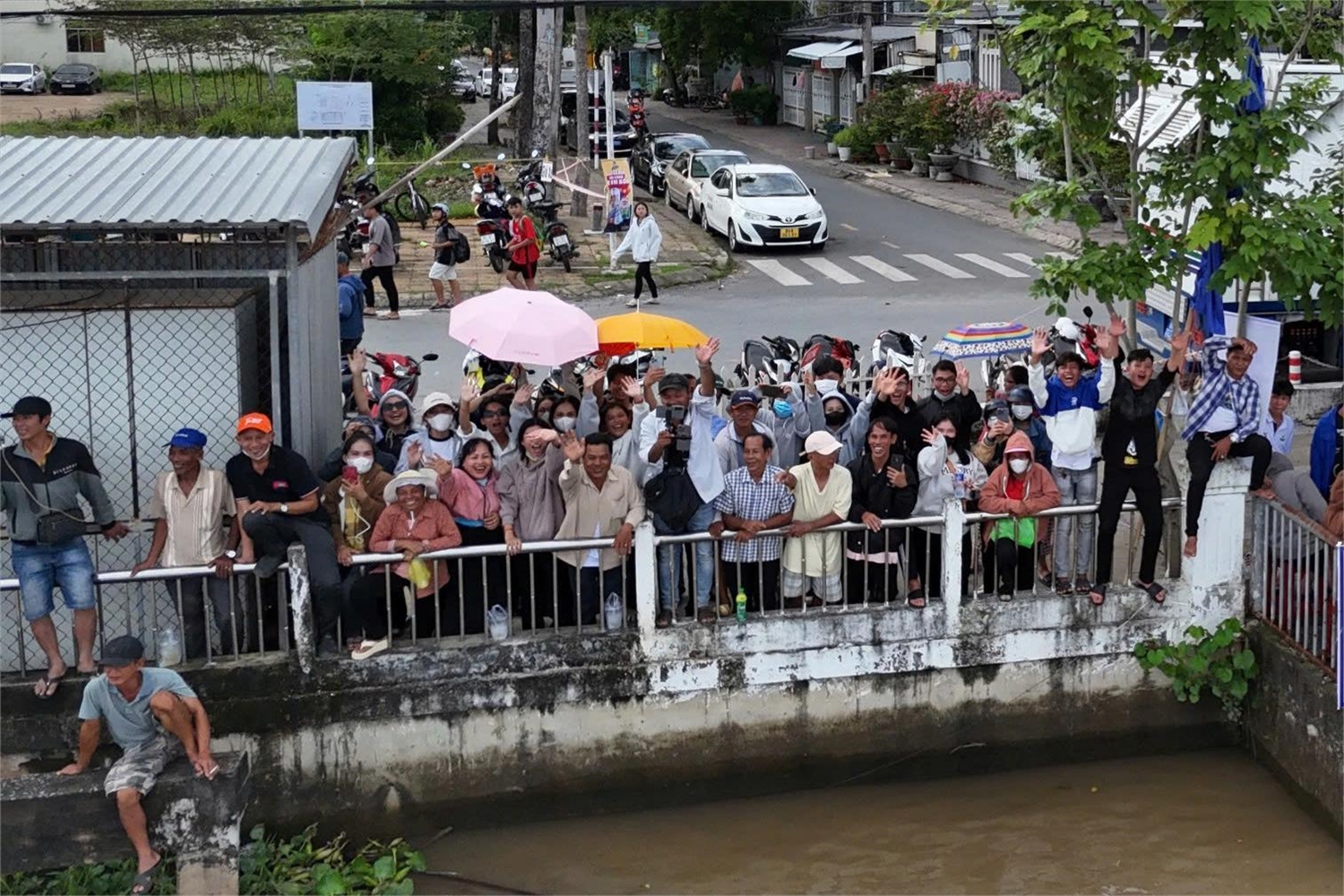 Ngay từ sớm, hàng nghìn người dân đã đổ về hai bên bờ sông để cổ vũ cho các đội đua. 