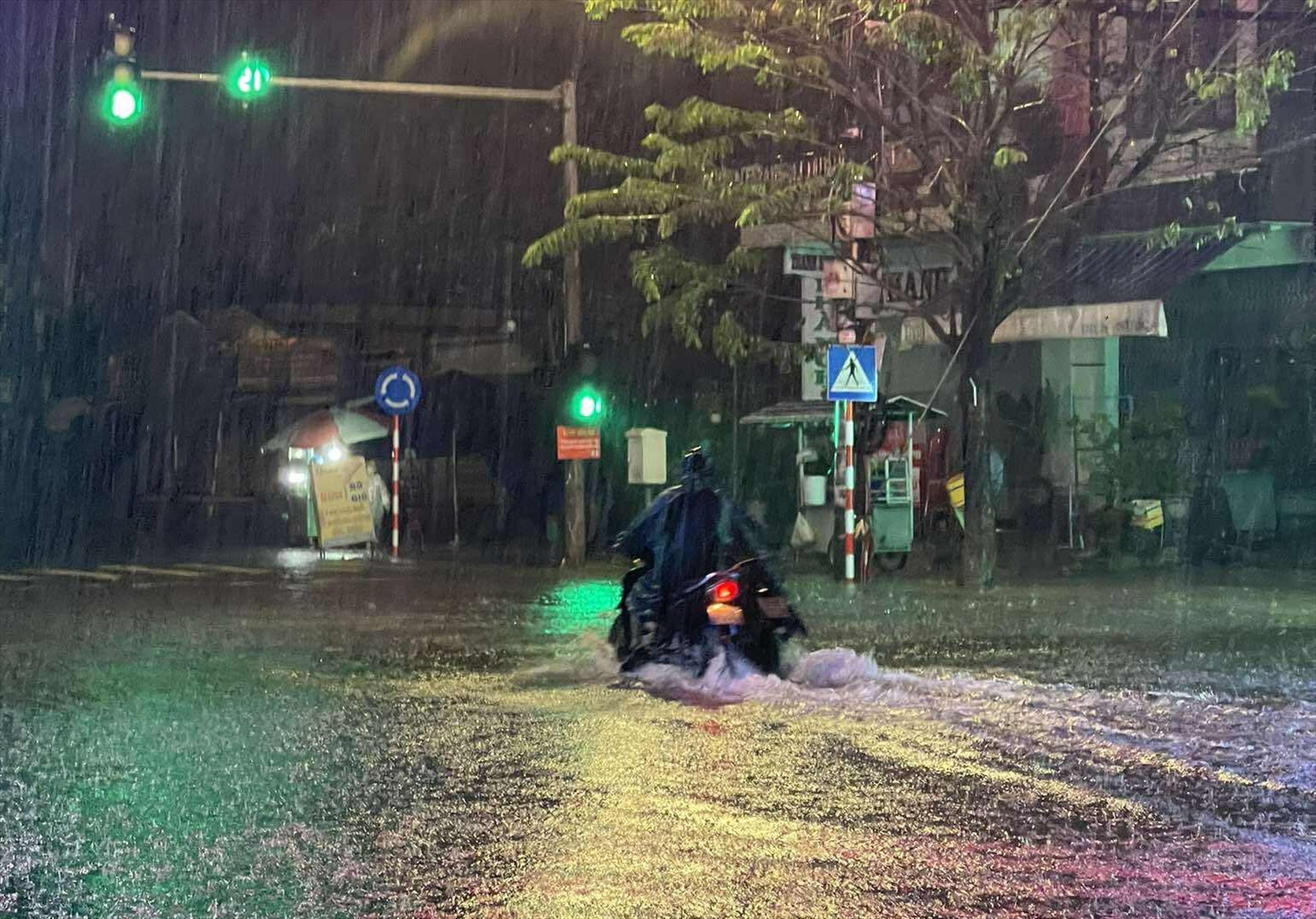 Mưa lớn làm nhiều tuyến đường ở phường Bàn Thạch ngập nước, đi lại khó khăn. (Ảnh Nhật Thành)