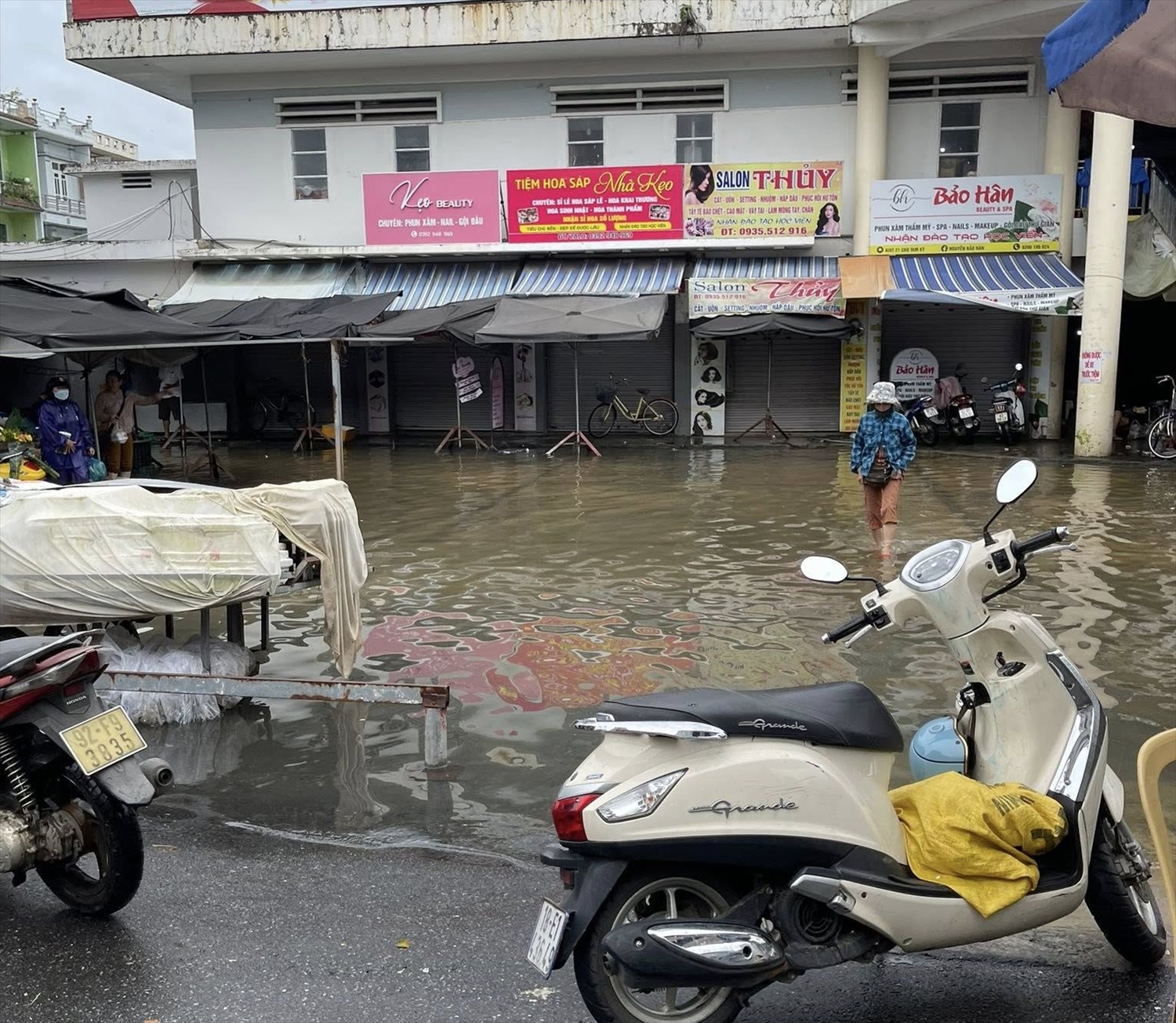 Nhiều khu dân cư, chợ ở khu vực Tam Kỳ (cũ) bị ngập. (Ảnh Nhật Thanh)
