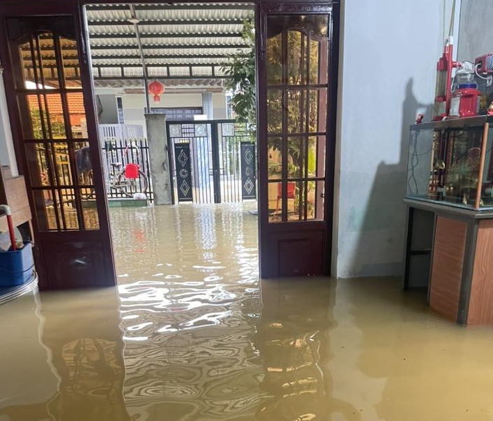 Nhà người dân ở xã Vu Gia bị ngập nước. (Ảnh Nhật Thanh)