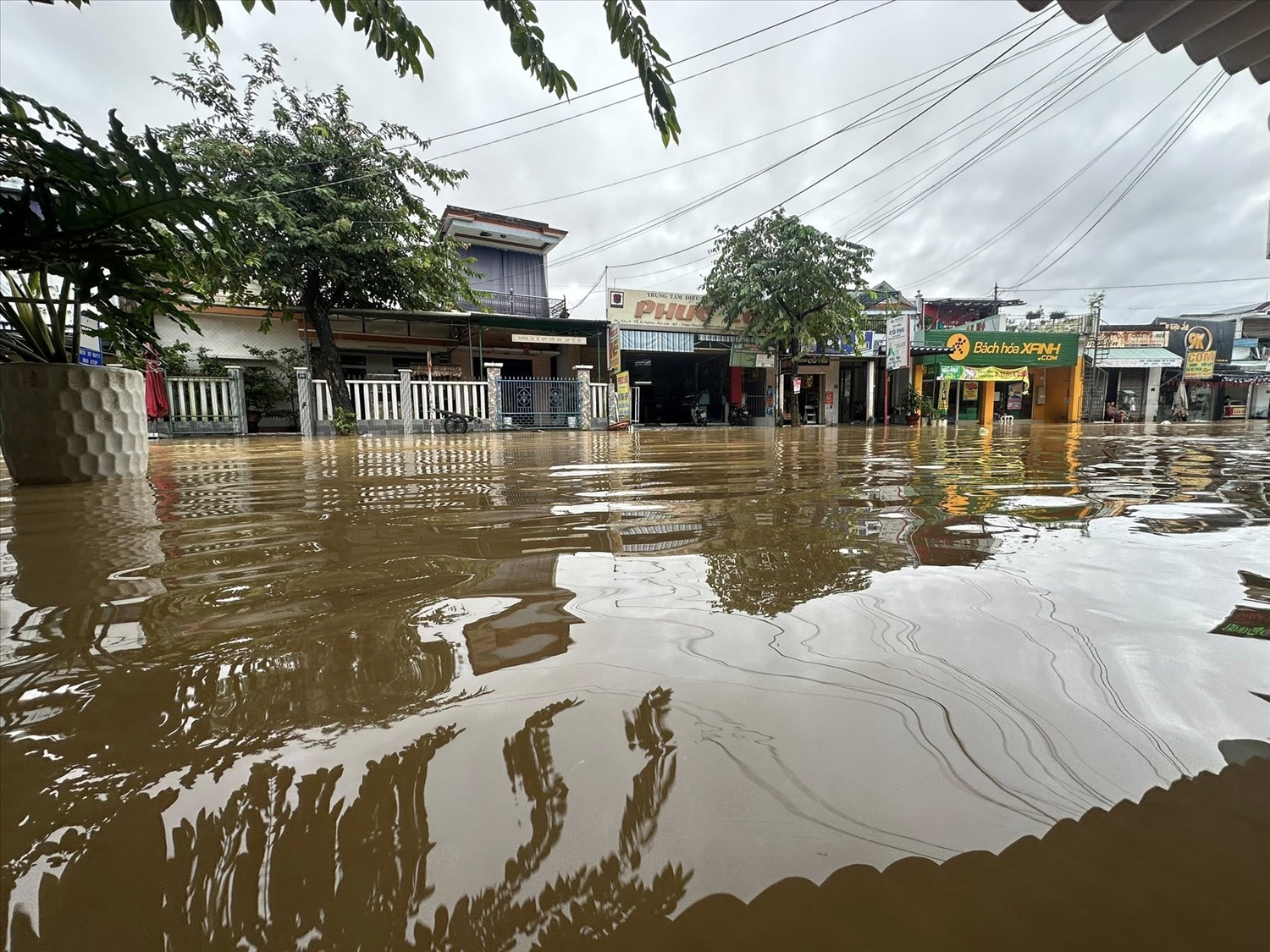 Nhiều nhà dân ở xã Đại Lộc, Vu Gia ngập nước. (Ảnh Thi Thi)