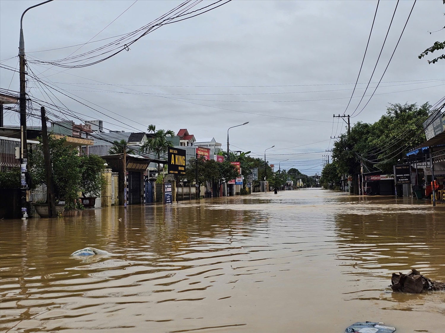 Vùng rốn lũ Đại Lộc nước lên nhanh khiến nhà cửa bị ngập, đường sá chia cắt. (Ảnh Thi Thi)