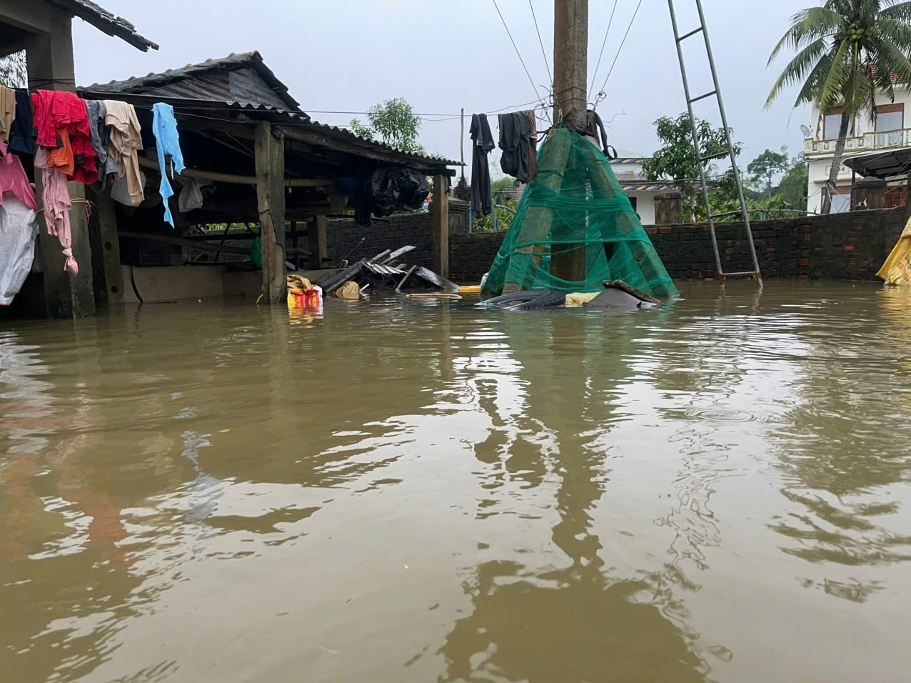 Nhiều khu dân cư ngập sâu. (Ảnh Huy Trường)