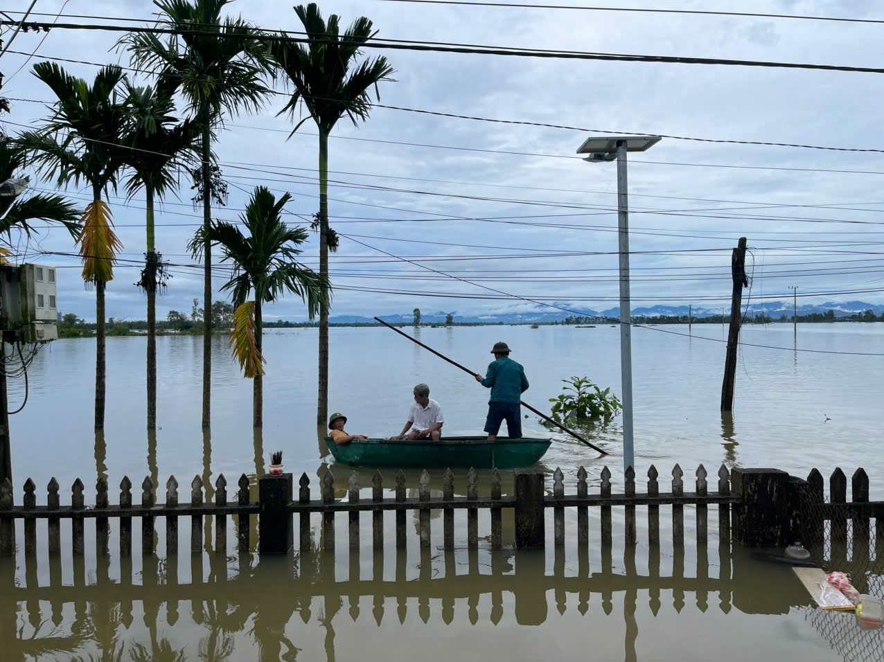 Nước dâng nhanh chóng, tràn vào nhà dân lúc rạng sáng. (Ảnh Huy Trường)