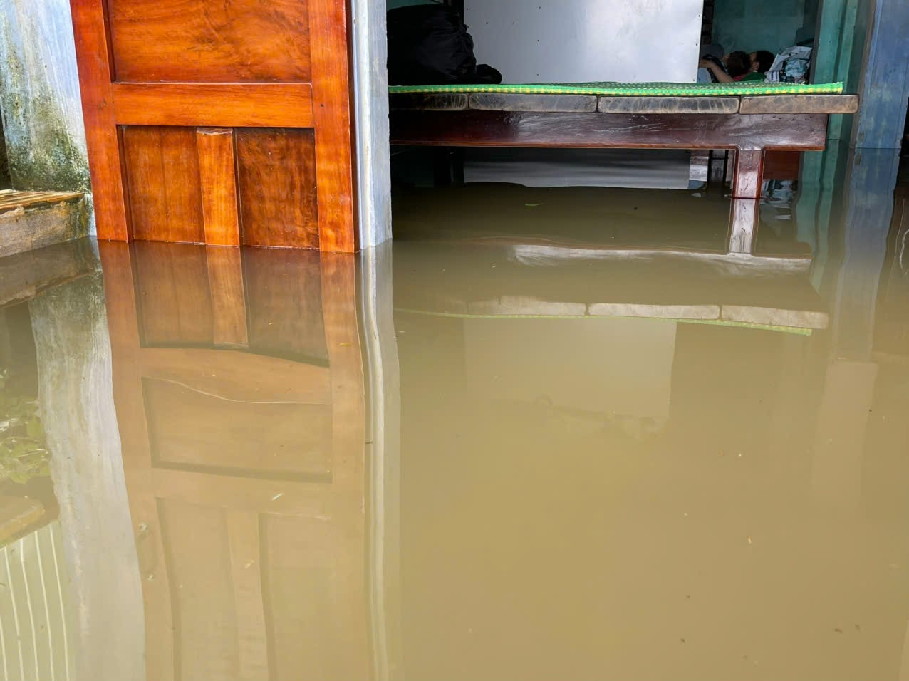 Hàng chục hộ dân ở Thăng Điền ngập sâu trong nước. (Ảnh Huy Trường)