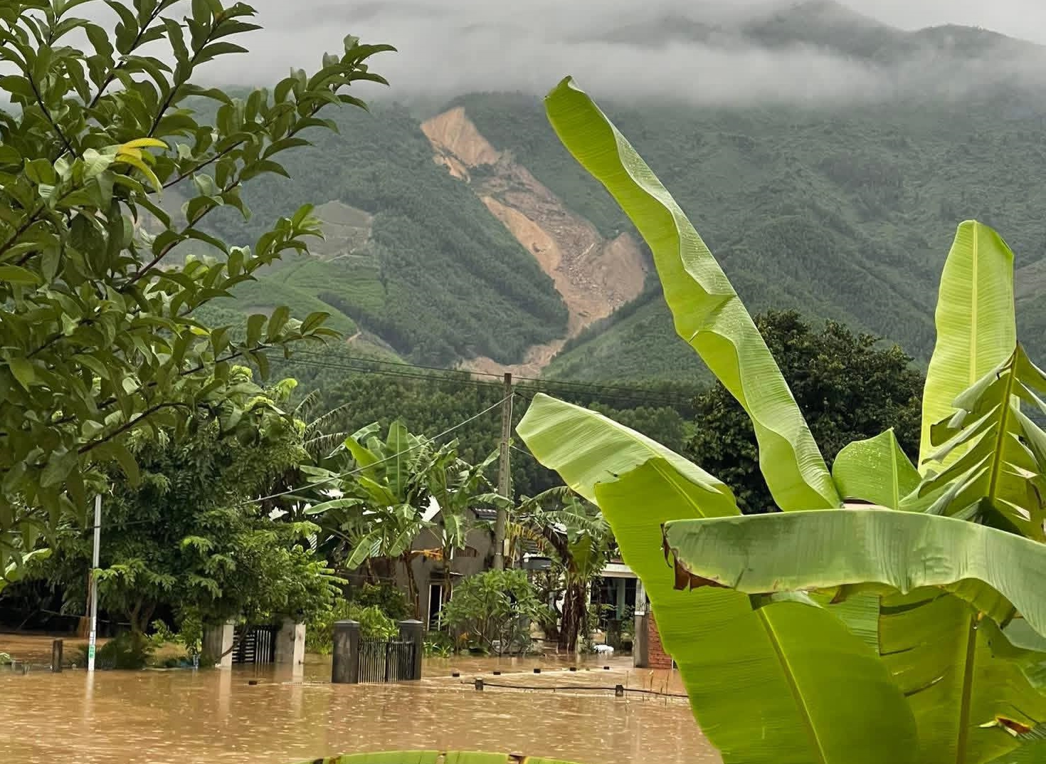 Xã Thượng Đức bên trên sạt lở núi, phía dưới ngập lụt. (Ảnh: FB)