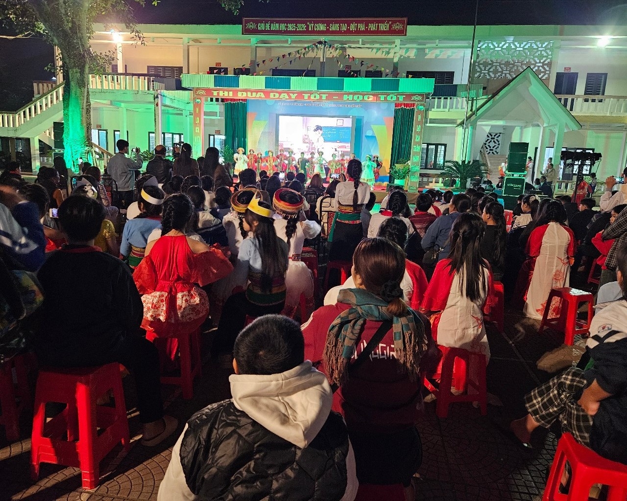 Hội thi thu hút đông đảo các em học sinh, thầy cô giáo tham gia hưởng ứng.(ảnh Quỳnh Trâm)