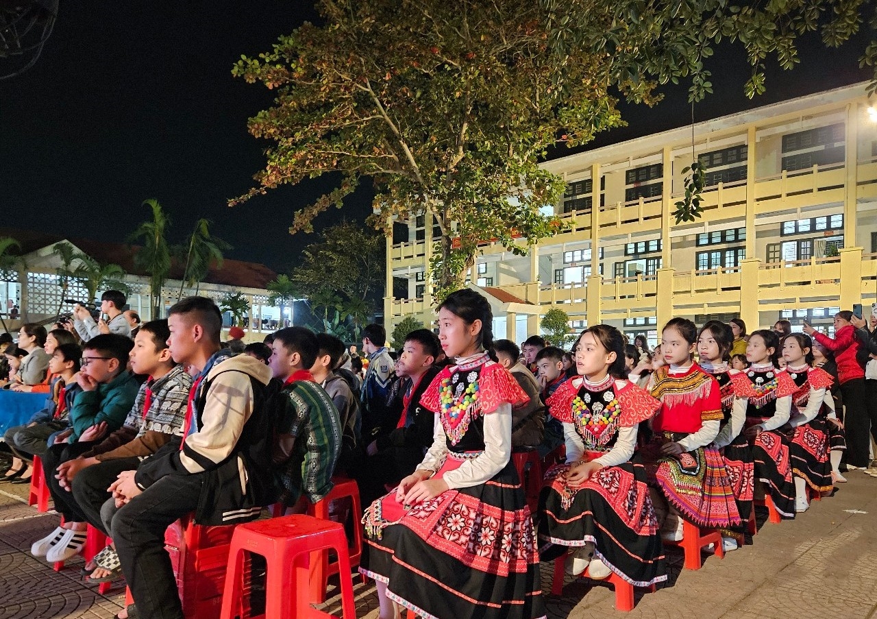 Các em học sinh Trường PTDT Nội trú THCS Cẩm Thủy tham dự hội thi.(ảnh Quỳnh Trâm)