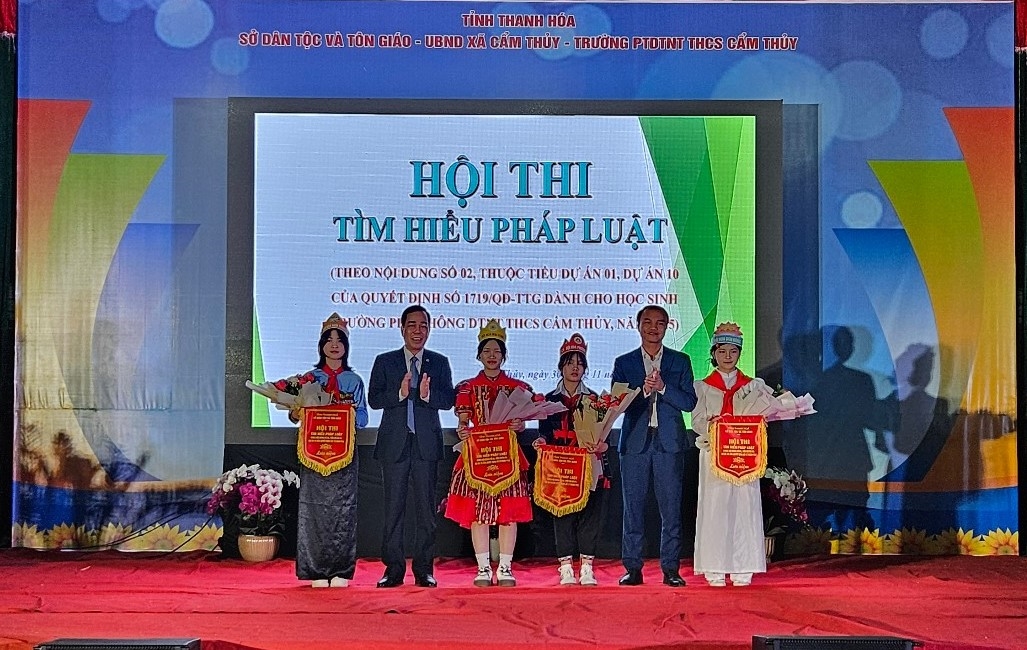 Đại diện lãnh đạo Sở Dân tộc và Tôn giáo tỉnh, UBND xã Cẩm Thủy trao cờ lưu niệm, chúc mừng các đội tham gia hội thi.(ảnh Quỳnh Trâm)