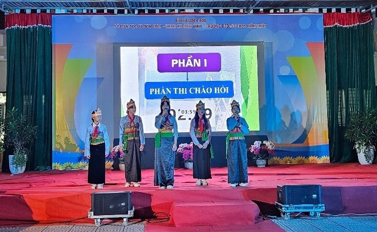 Phần thi chào hỏi của các đội thi Hoa Ban Trắng tại hội thi.(ảnh Quỳnh Trâm)