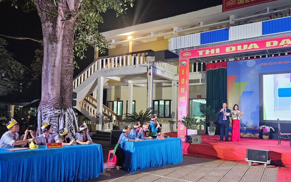 Phần thi tìm hiểu pháp luật của các đội thi.(ảnh Quỳnh Trâm)