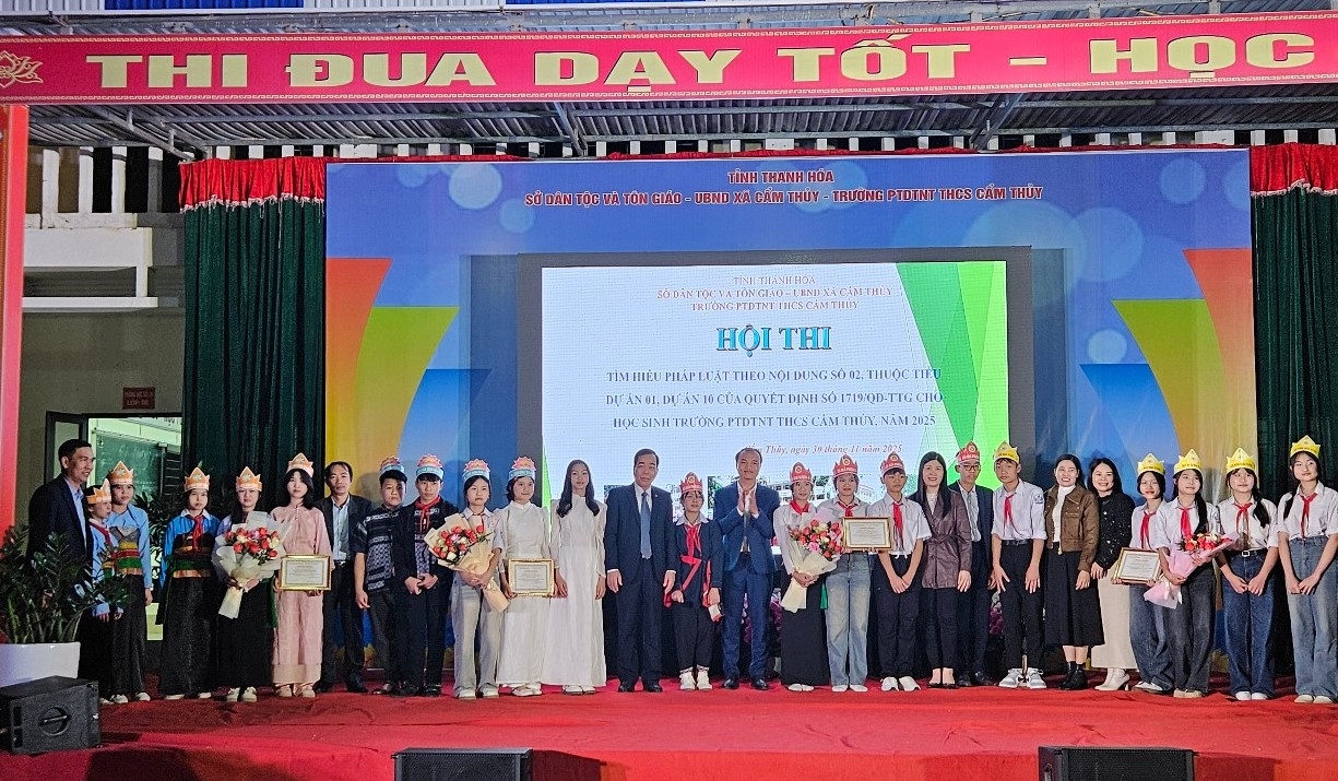 Ban tổ chức hội thi trao giải cho các đội tham dự hội thi.(ảnh Quỳnh Trâm)