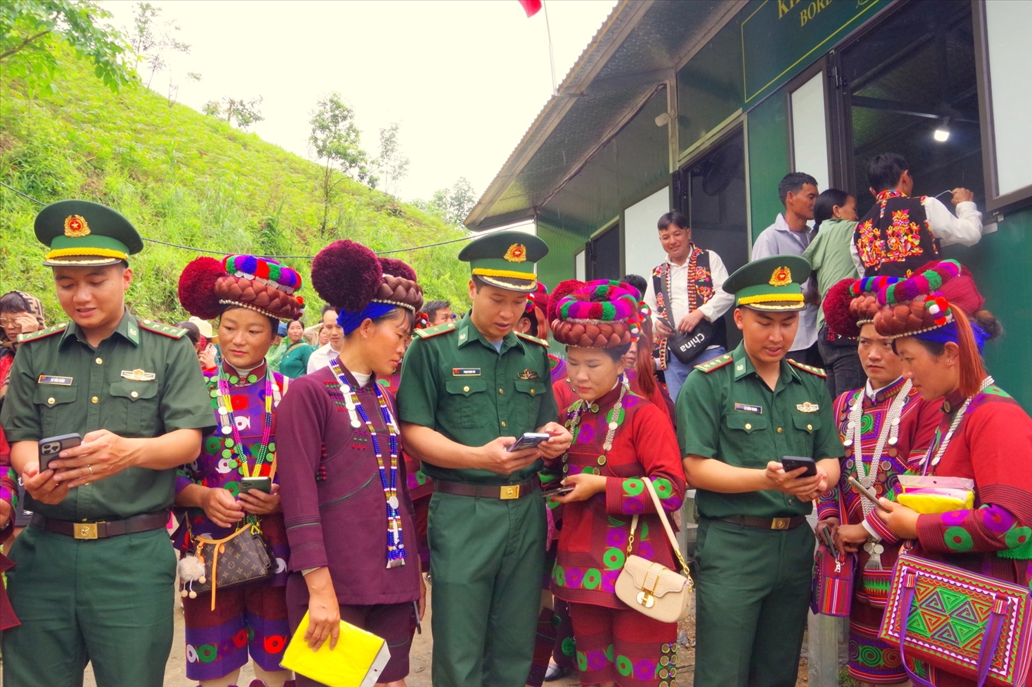 Cán bộ Đồn Biên phòng Vàng Ma Chải hướng dẫn sử dụng “Hòm thư điện tử ẩn danh” tố giác tội phạm và xuất nhập cảnh trái phép qua quét mã QR trên điện thoại.