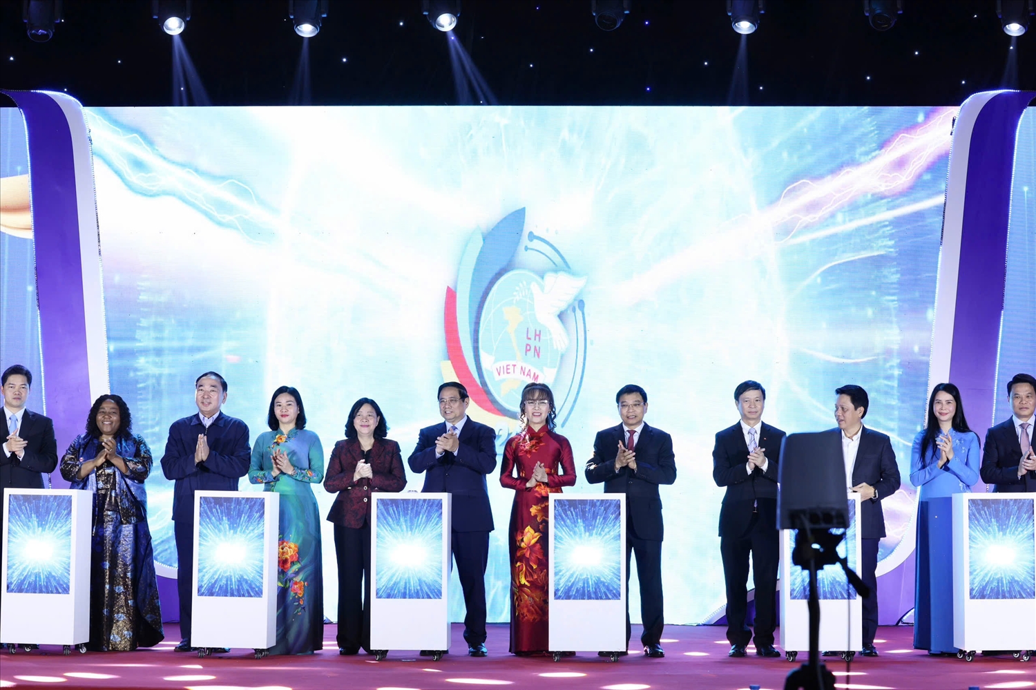 Thủ tướng Chính phủ Phạm Minh Chính, Chủ tịch Ủy ban Trung ương MTTQ Việt Nam Bùi Thị Minh Hoài, Chủ tịch Hội LHPN Việt Nam Nguyễn Thị Tuyến và các đại biểu bấm nút triển khai Đề án Hỗ trợ phụ nữ khởi nghiệp giai đoạn 2026 - 2035