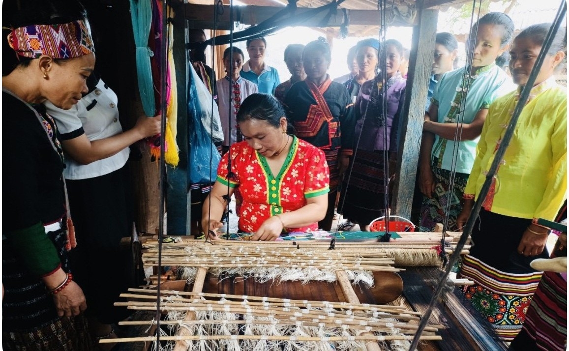 Tổ hợp tác thổ cẩm giúp chị em phụ nữ DTTS đoàn kết, bám nghề, gìn giữ bản sắc văn hóa...
