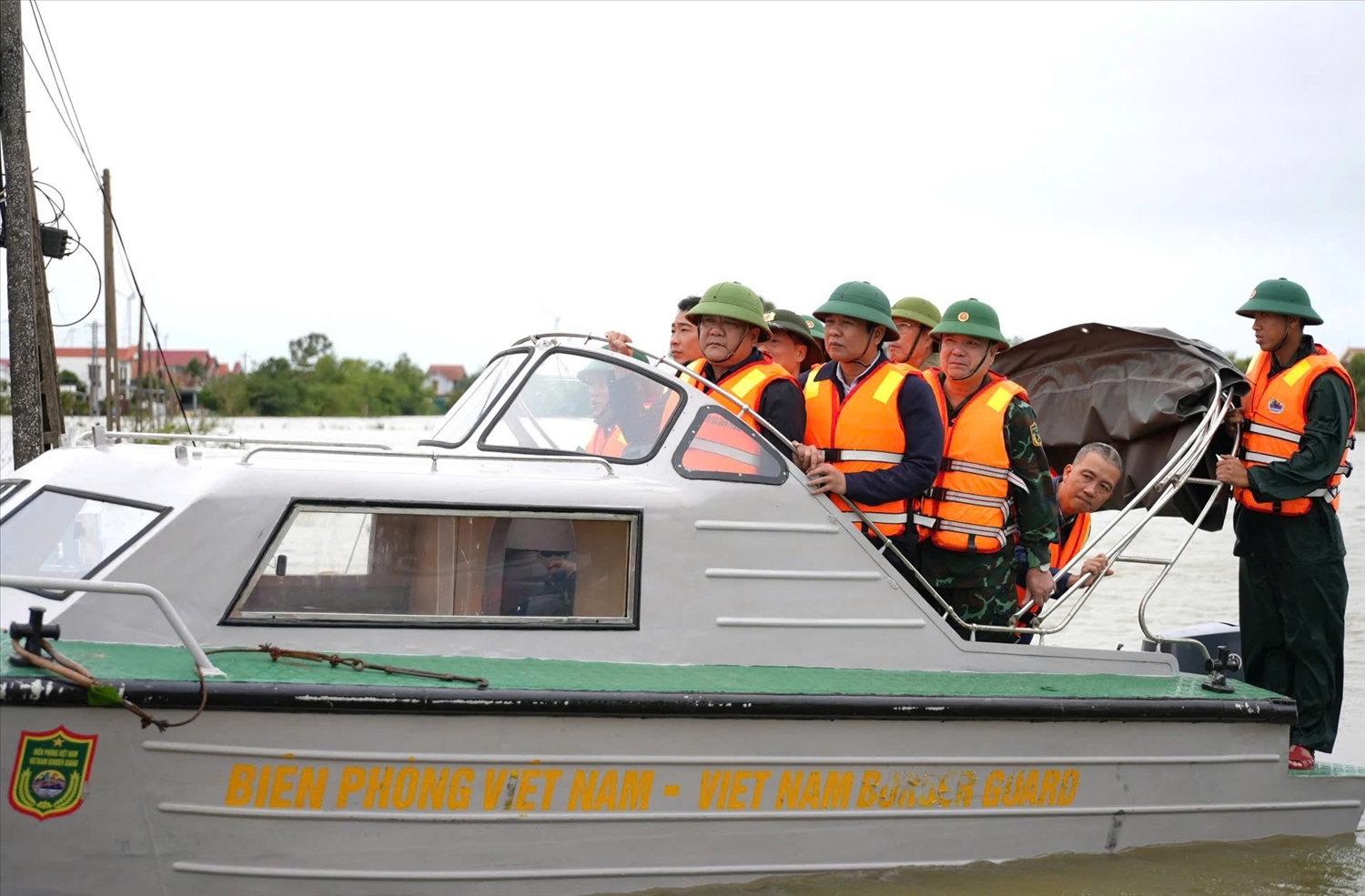 Ông Trần Phong (đứng đầu tiên) cùng đoàn công tác đi kiểm tra công tác ứng phó với lũ lụt. (Ảnh: Trung Đức)