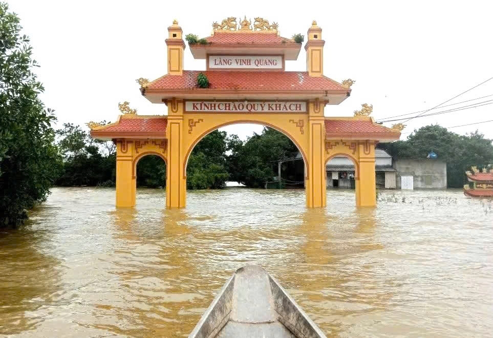 Thôn Vinh Quang, xã Lệ Thủy hiện đang bị ngập sâu (Ảnh: CTV) 