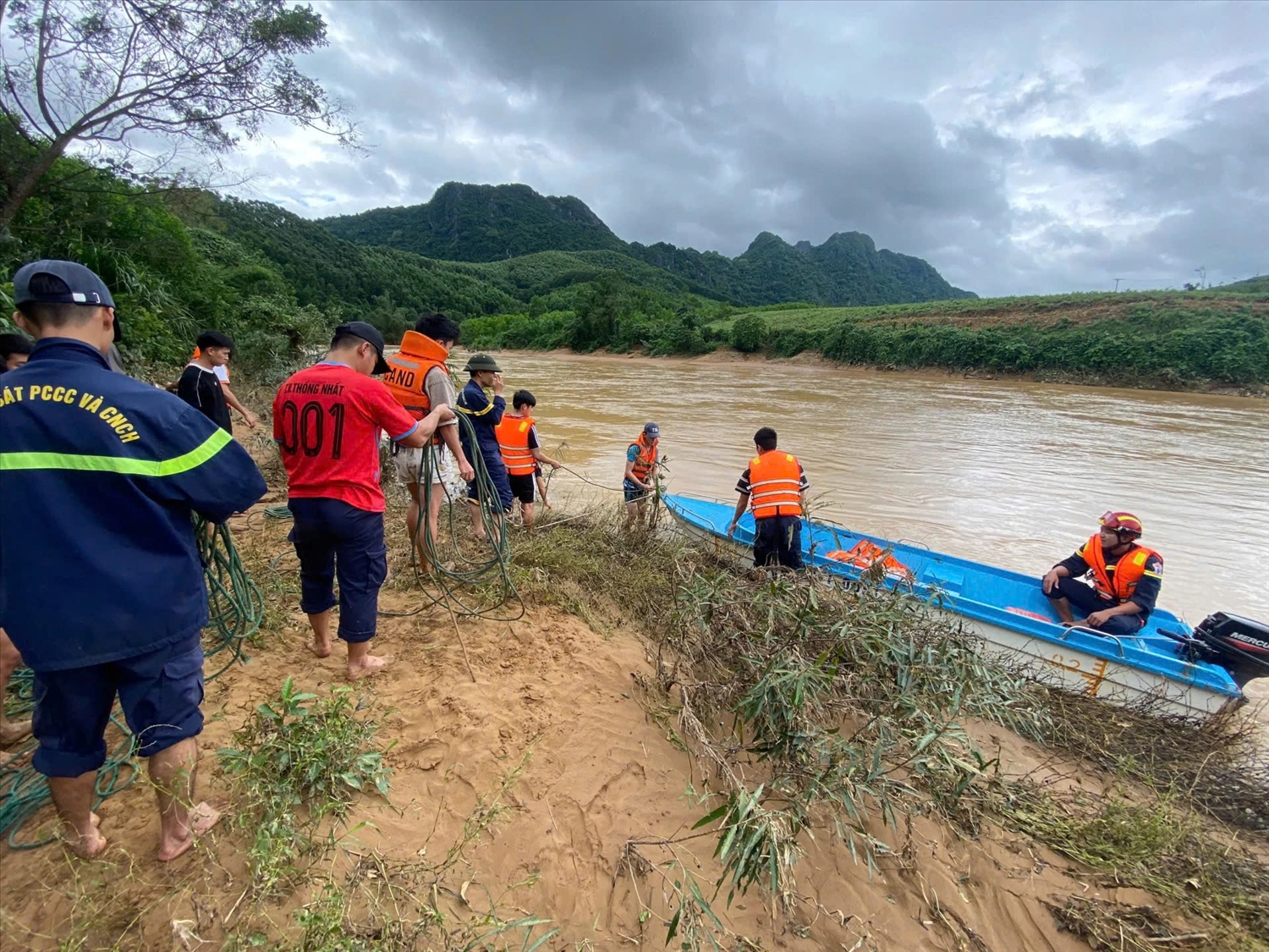 Các lực lượng ở Quảng Trị tham gia ứng cứu 3 người mắc kẹt ở giữa sông thuộc địa phận xã Hiếu Giang (Ảnh: CACC)