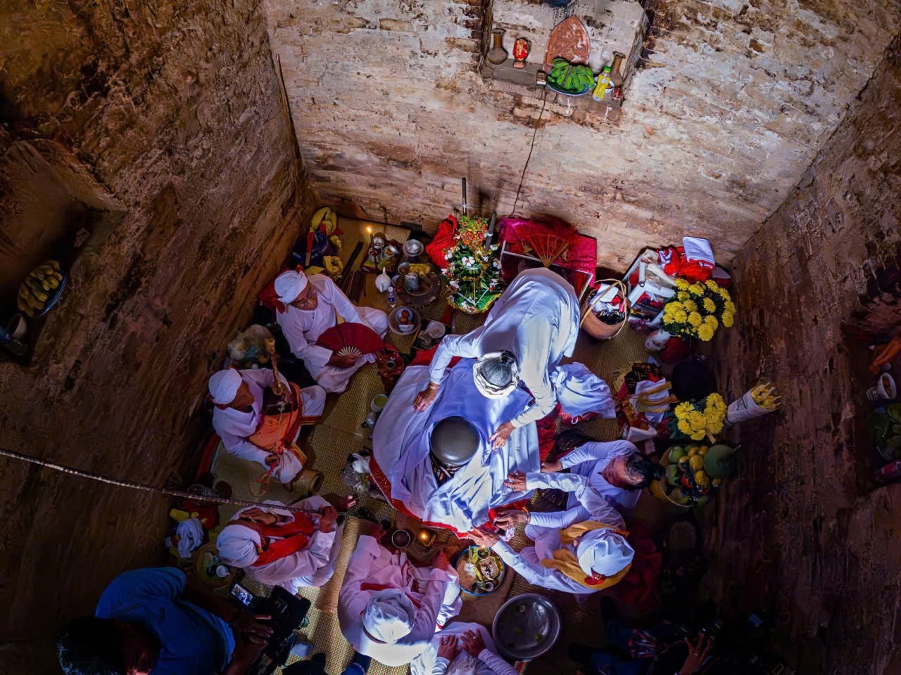 Nghi lễ tắm tượng và mặc y trang tại Tháp Po Sah Inâ, phường Phú Thủy, tỉnh Lâm Đồng.