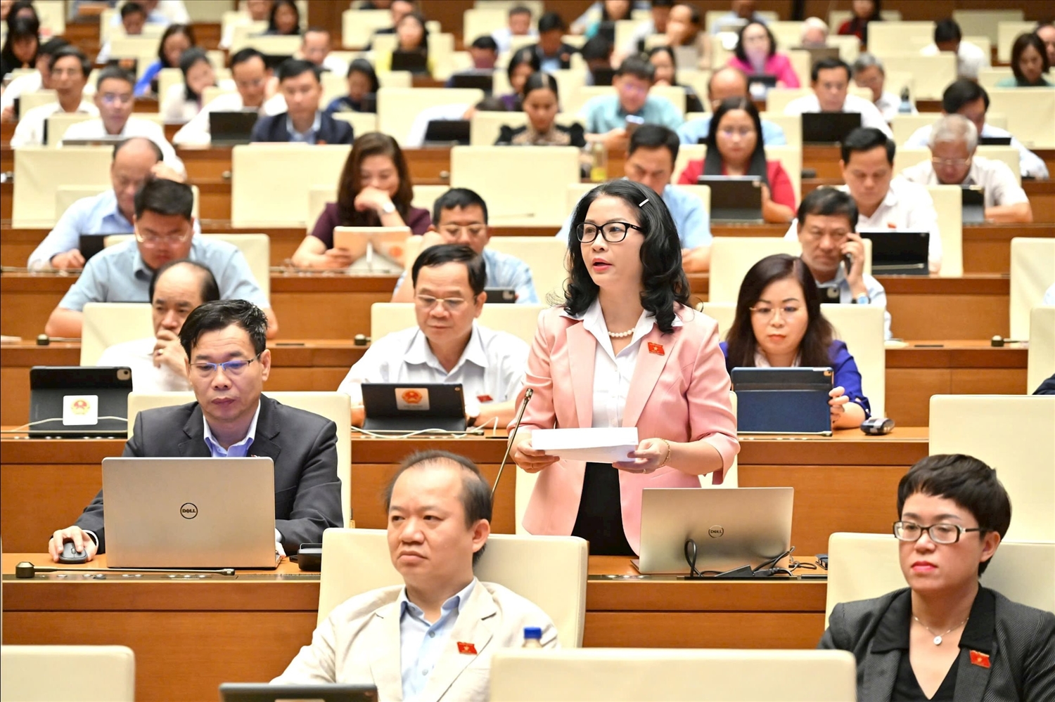 Đại biểu Nguyễn Thị Lan (Đoàn ĐBQH Tp. Hà Nội) phát biểu về việc nâng cao năng lực cán bộ khuyến nông tại Kỳ họp thứ 10, Quốc hội khóa XV