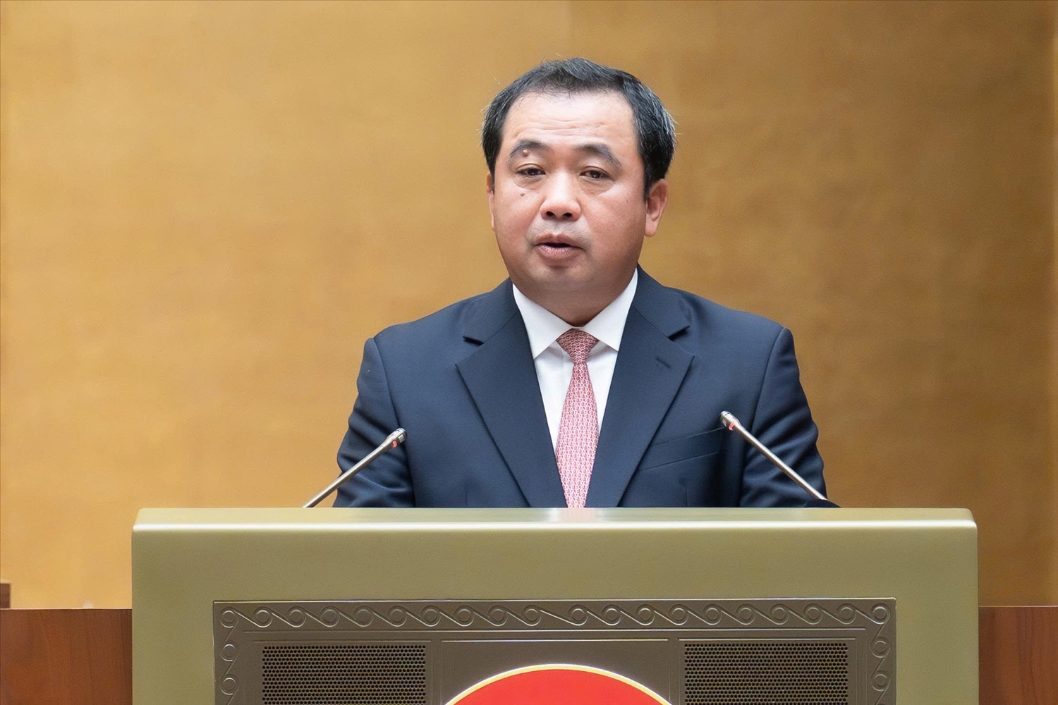 Bộ trưởng Nông nghiệp và Môi trường Trần Đức Thắng trình bày dự án Luật sửa đổi, bổ sung một số điều luật trong lĩnh vực nông nghiệp và môi trường