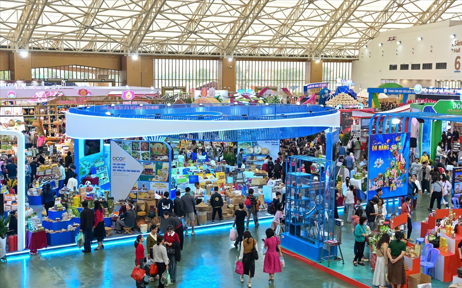 Hội chợ Mùa Thu lần thứ Nhất - năm 2025 không chỉ là một sự kiện thương mại, mà là bức tranh sống động về sức mạnh của hàng Việt trong lòng người Việt (Ảnh MH) 