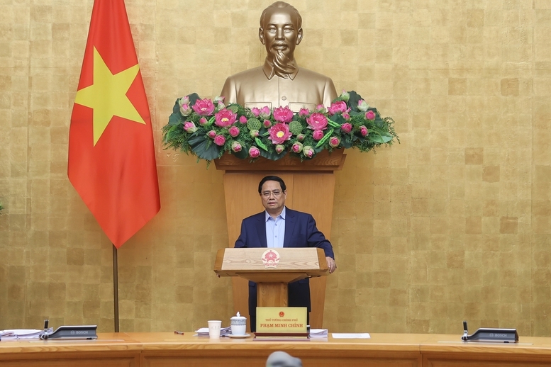 Thủ tướng nêu rõ, các nghị định cần bám sát tình hình của Việt Nam để xây dựng chính sách cho phù hợp, hiệu quả; bám sát vào các nghị quyết, kết luận, chỉ đạo của Trung ương, Bộ Chính trị, Quốc hội - Ảnh: VGP/Nhật Bắc