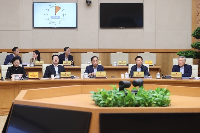 Các Phó Thủ tướng dự phiên họp (từ trái qua phải): Phạm Thị Thanh Trà, Mai Văn Chính, Bùi Thanh Sơn, Hồ Đức Phớc, Nguyễn Hòa Bình - Ảnh: VGP/Nhật Bắc