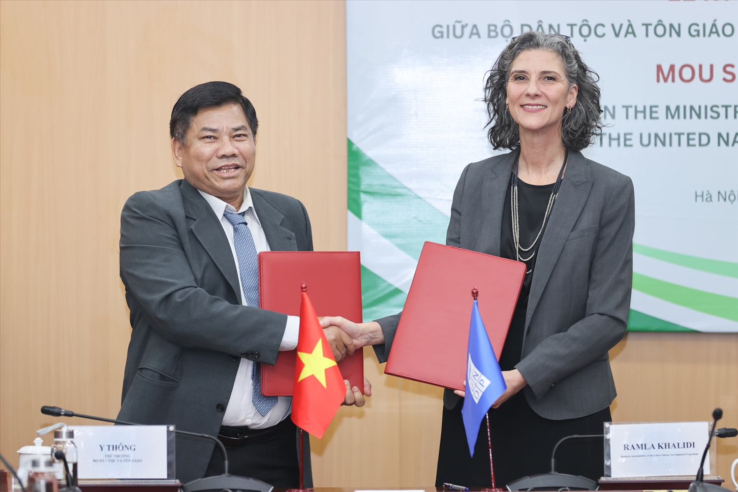Thứ trưởng Bộ Dân tộc và Tôn giáo Y Thông cùng bà Ramla Khalidi - Trưởng Đại diện Thường trú UNDP tại Việt Nam ký Bản Ghi nhớ hợp tác