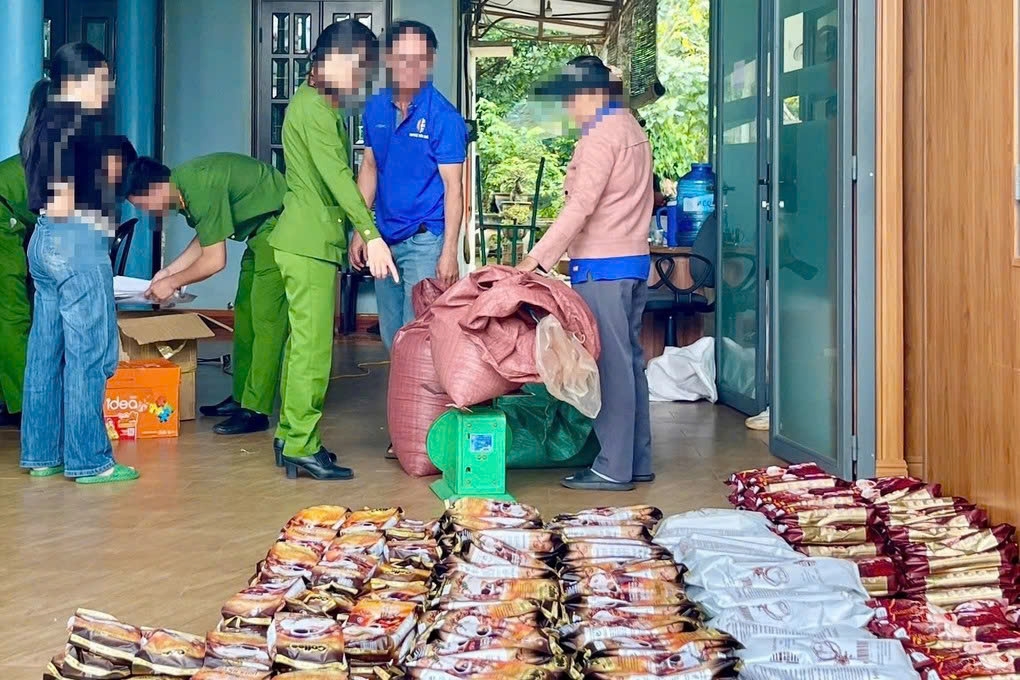 Lực lượng chức năng thu giữ nhiều cà phê đóng gói và nguyên liệu tại cơ sở sản xuất của ông Tùng. (Ảnh: CACC)